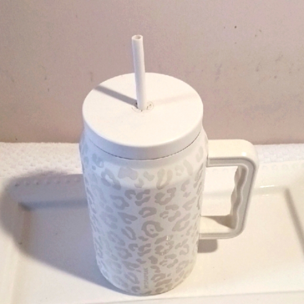 HYDRAPEAK White Leopard Print Insulated Quencher with Straw -50 oz. - Picture 3 of 10